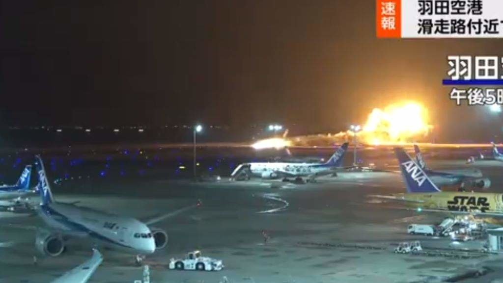 Momento no que o avión comeza a arder. (Foto: NHK)