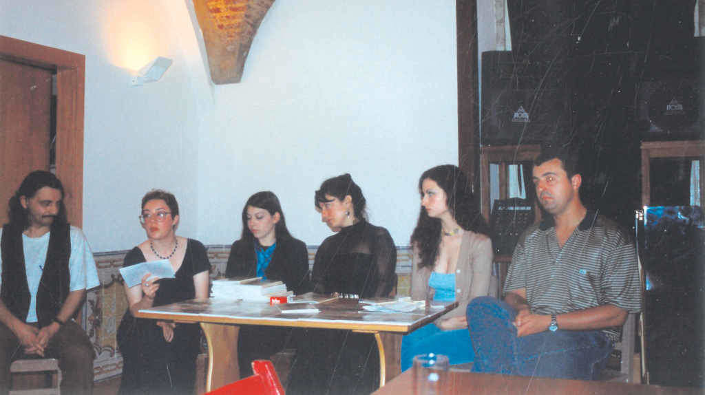 Presentación de 'Mulher a facer vento' en 1998 en Lisboa. En 'Pensar é escuro' (2023) ampútase a quen figura á dereita da foto (Foto: X.C. Domínguez Alberte).