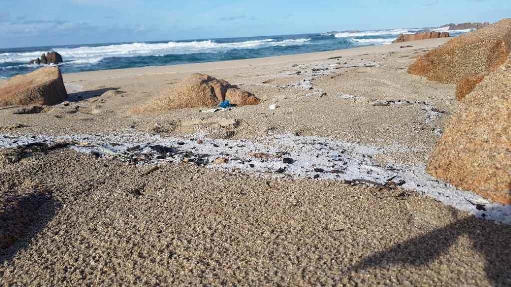 Vertedura de pellets de plástico na praia de Reira en Camariñas (Terra de Soneira). (Foto: Noia Limpa)