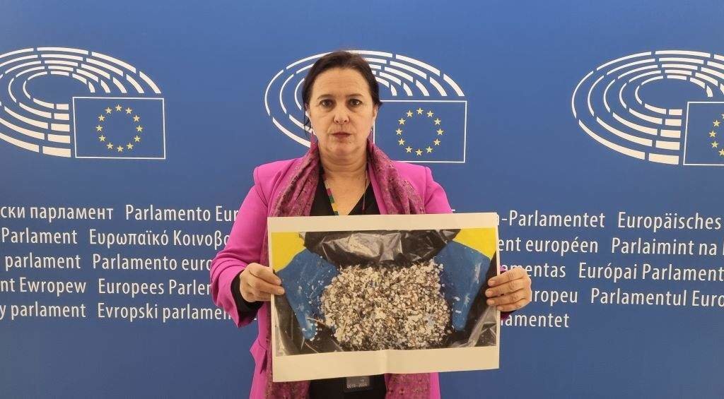 Ana Miranda alertou en Bruxelas da crise que padece Galiza pola chegada constante de pellets de plástico. (Foto: Nós Diario)