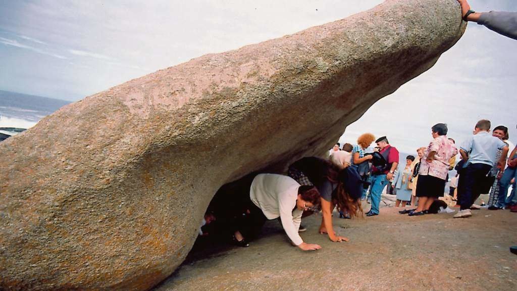 Á pedra dos cadrís, na contorna do Santuario da Barca de Muxía, na comarca de Fisterra, atribúenselle propiedades curativas. (Foto: Art Natura)