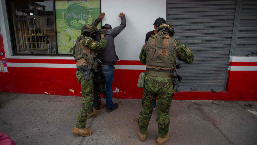 Membros do exército ecuatoriano rexistran dous cidadáns en Quito (Foto: Juan Diego Montenegro / dpa).