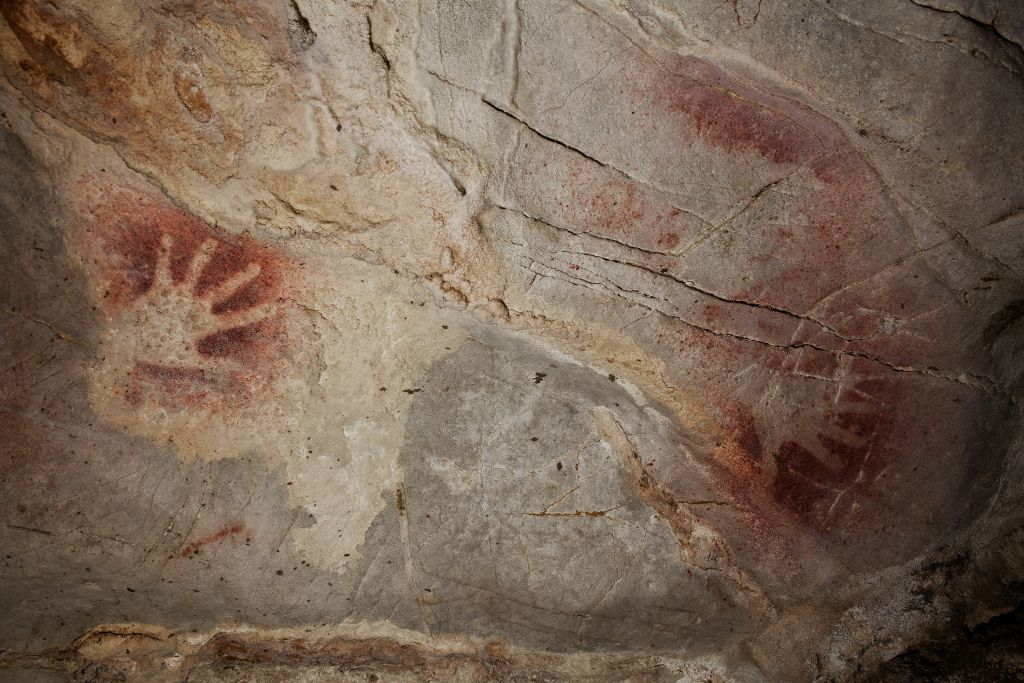 Pegadas de mans na cova de El Castillo, Cantabria, un dos espazos analizados para determinar que na súa maioría eran de mulleres. (Foto: Cantabria Cultura).