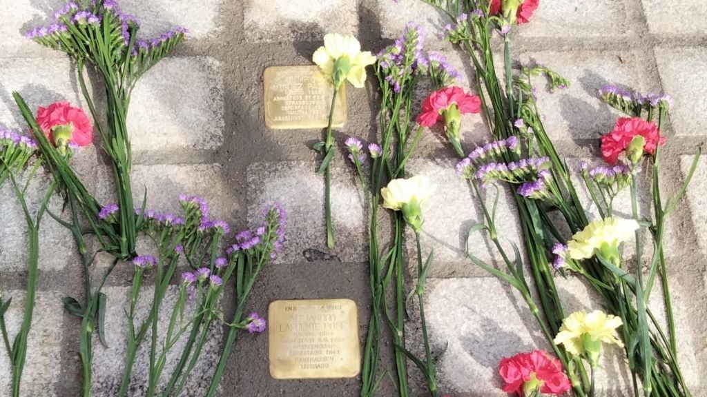 Detalle das 'Stolpersteine' colocadas en Redondela en memoria dos veciños deportados a Mauthausen. (Foto: Nós Diario).