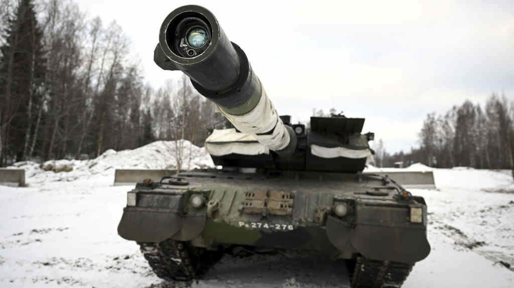 Tanque alemán Leopard 2, un dos modelos enviados a Ucraína, en Finlandia o pasado ano. (Foto: Antti Aimo-Koivisto / Lehtikuva / DPA)