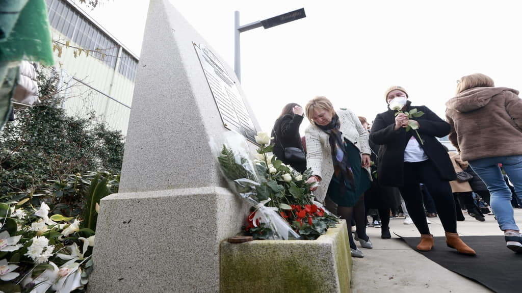 Varias persoas participaron nunha ofrenda de flores durante unha homenaxe ás vítimas no segundo aniversario do naufraxio do ‘Villa de Pitanxo. (Foto: Europa Press).