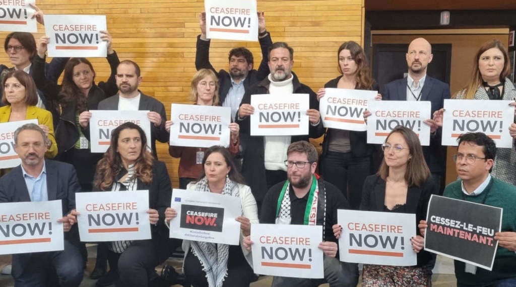 Ana Miranda, no centro, con outros eurodeputados reclamando un alto o fogo en Palestina (Foto: Nós Diario).