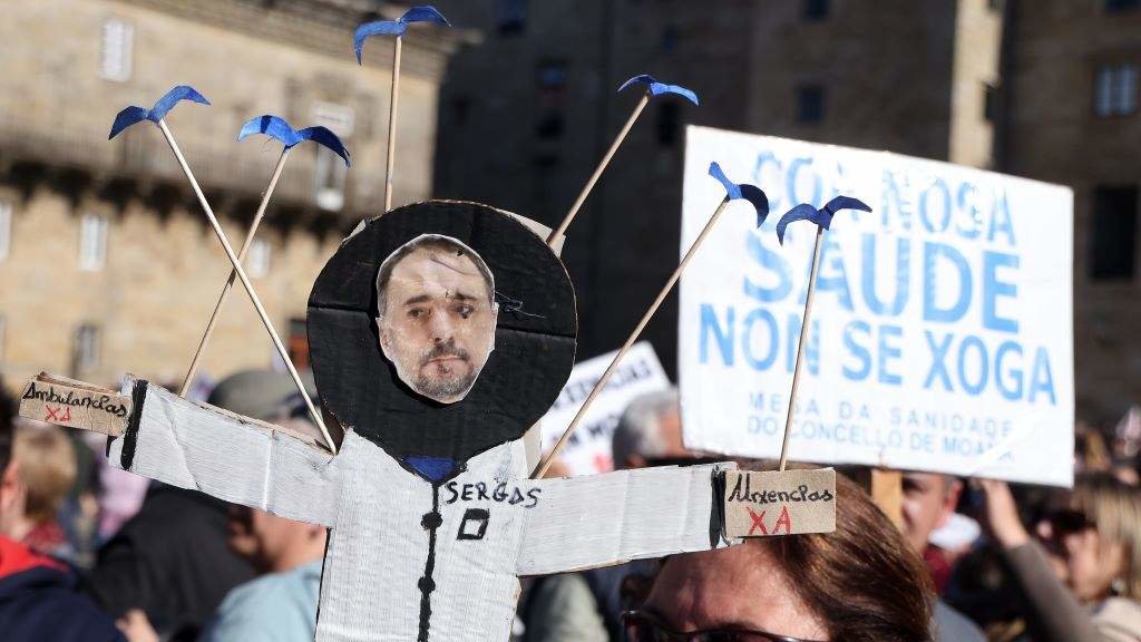 Un boneco co rostro do conselleiro de Sanidade, Julio García Comesaña, na manifestación do pasado 4 de febreiro en Santiago. (Foto: Arxina)