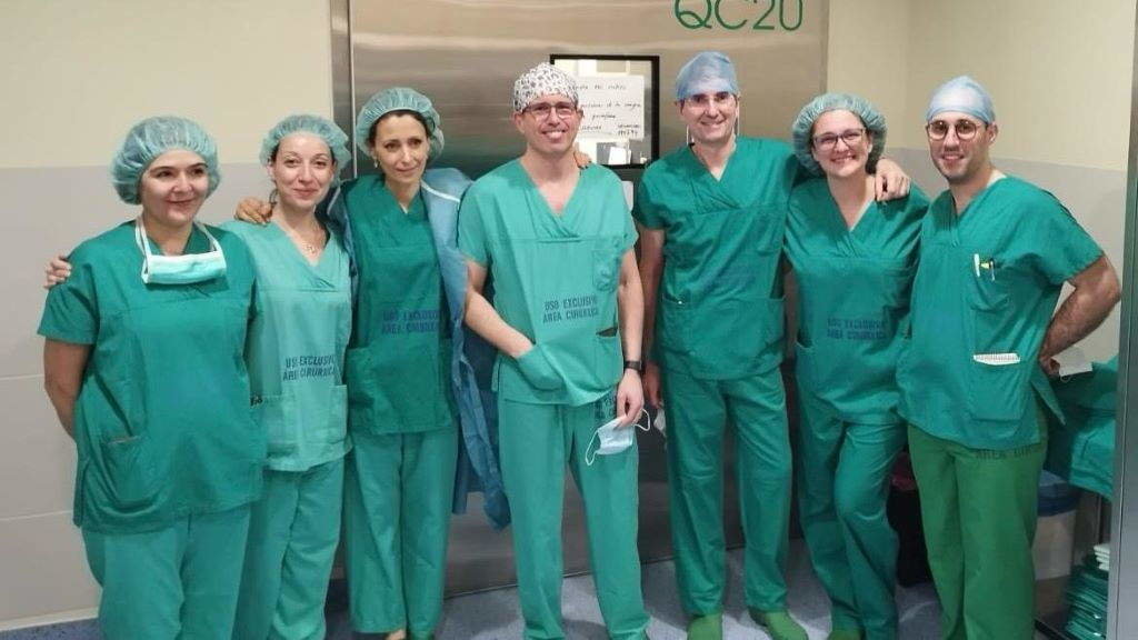 Pablo Sousa, no centro, rodeado do equipo de neurocirurxía, psiquiatría e anestesioloxía do Chuvi. (Foto: Nós Diario).