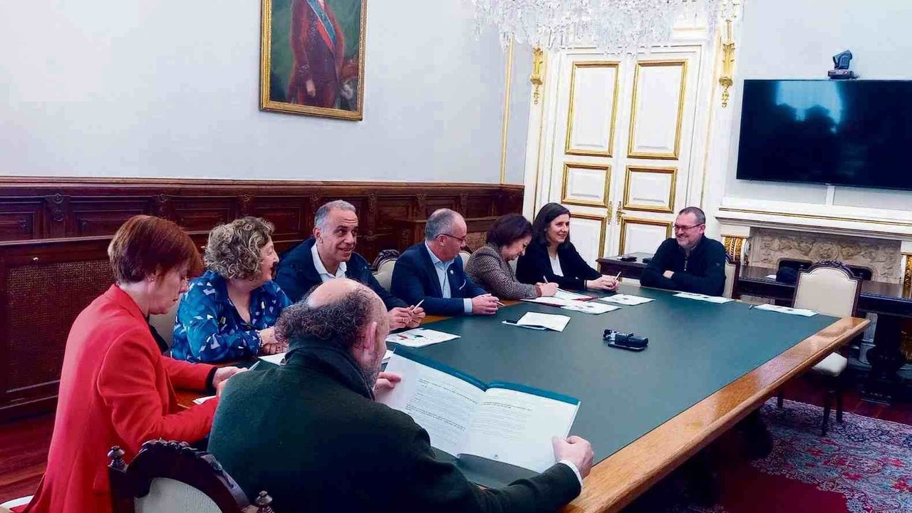 Colectivos e Goberno municipal asinaron esta cuarta feira o novo pacto (Foto: Cámara de Comercio).