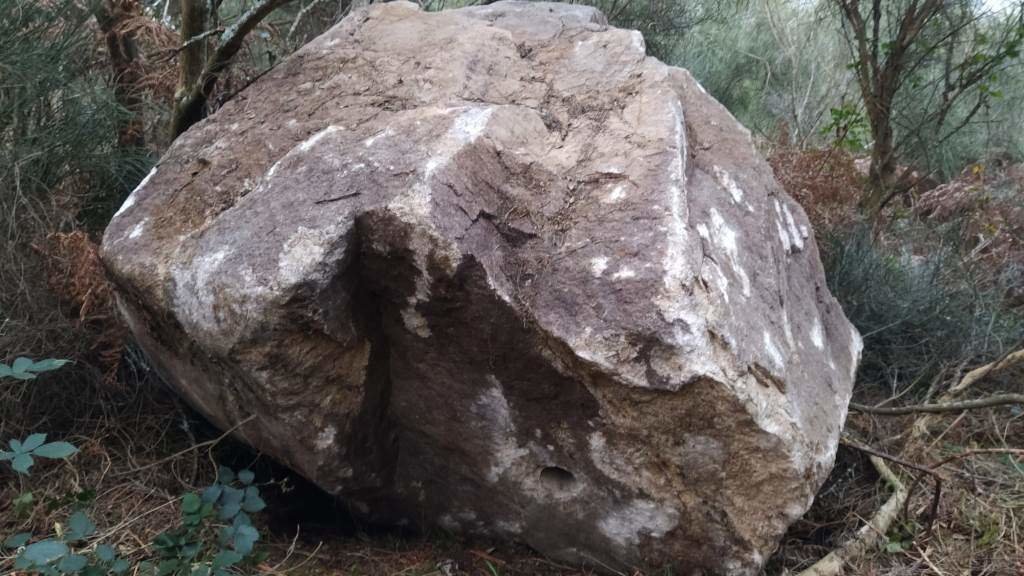 Rocha atopada por veciñanza da contorna do monte Acibal, dunha masa estimada de 14 toneladas e con buracos para ser dinamitada. (Foto: Amil Sen Eólicos)