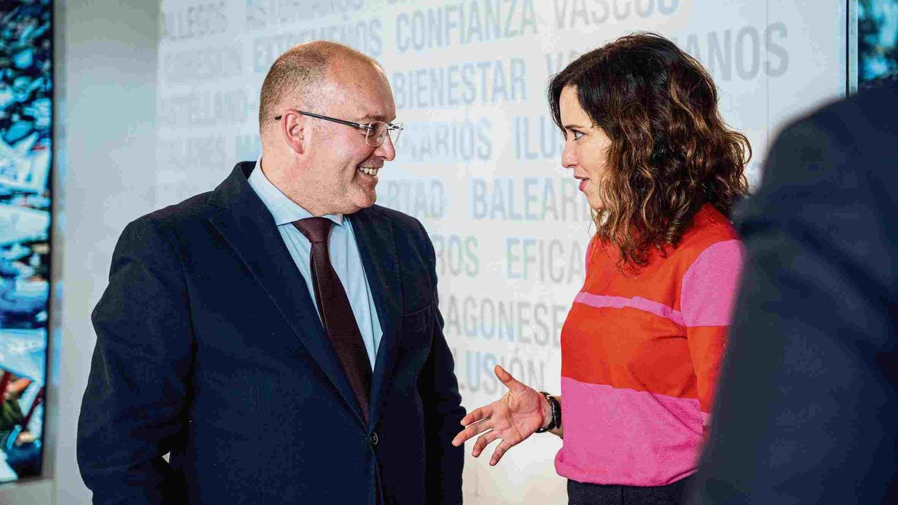 Miguel Tellado e Isabel Díaz Ayuso durante unha conversa (Foto: Gabriel Luengas / Europa Press).