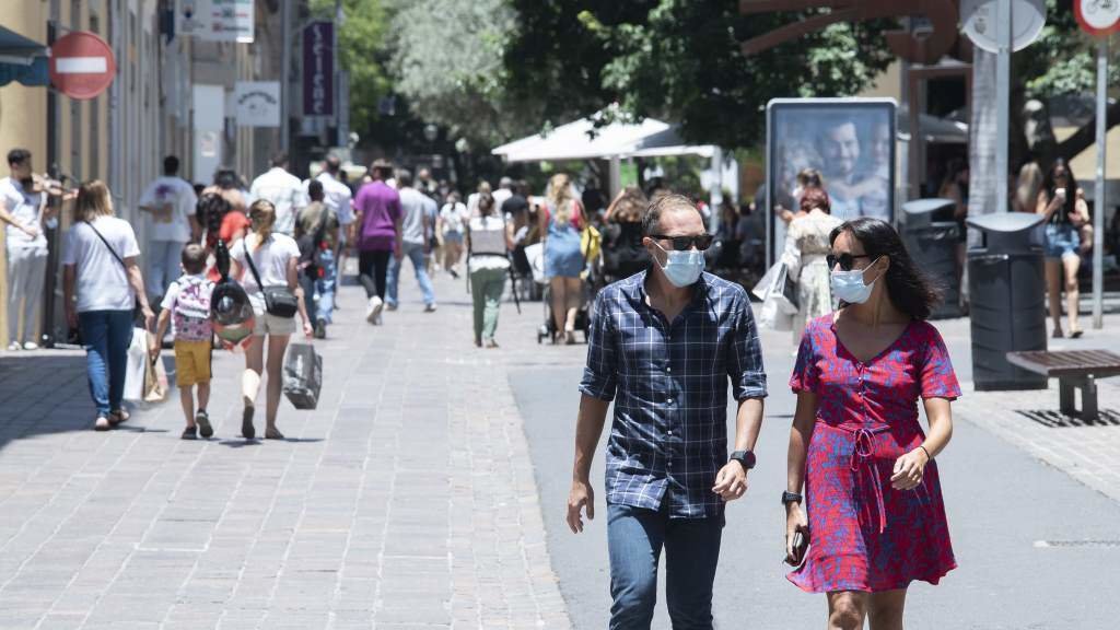 Varias persoas paseando con máscara polas rúas de Tenerife, en Canarias, en xuño de 2021. (Foto: Europa Press)
