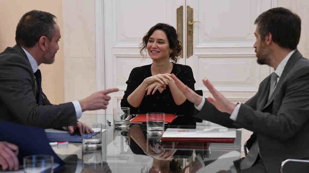 Isabel Díaz Ayuso (centro), presidenta de Madrid, a segunda feira. (Foto: Fernando Sánchez / Europa Press)
