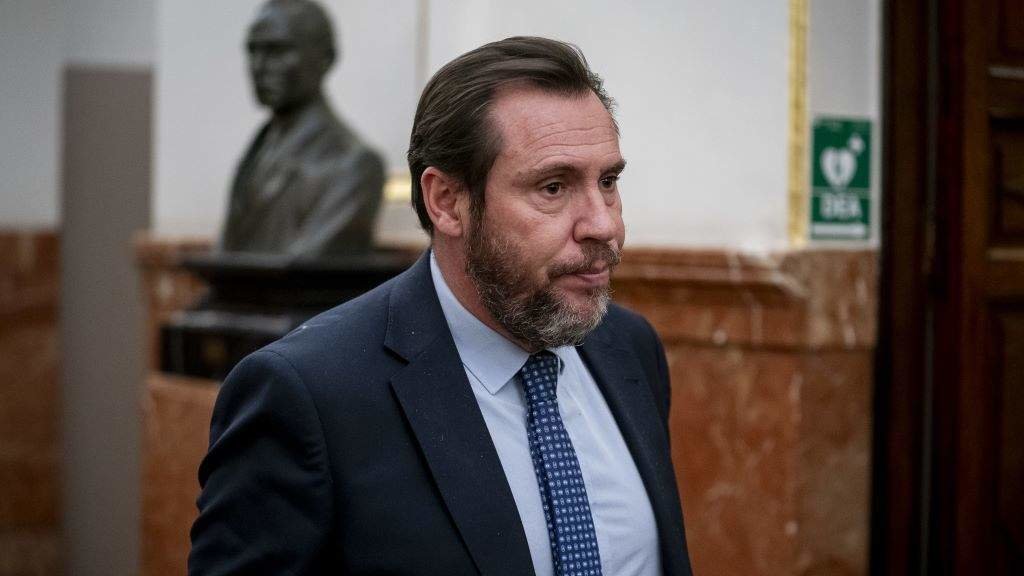 O ministro Óscar Puente nos corredores do Congreso. (Foto: A. Pérez Meca / Europa Press)