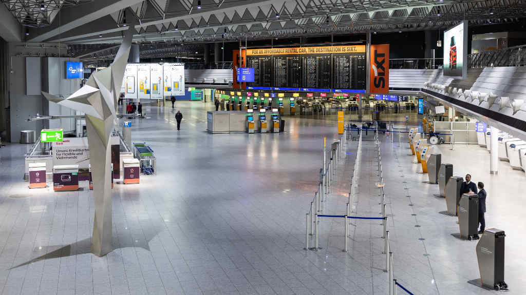 A terminal 1 do aeroporto de Frankfurt baleira pola folga, hoxe. (Foto: Lando Hass / DPA)