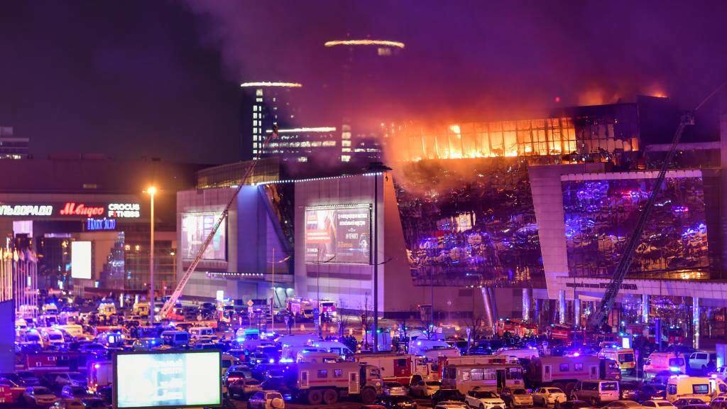 O auditorio atacado en chamas con posterioridade ao atentado terrorista, esta sexta feira na rexión de Moscova. (Foto: Cao Yang / Xinhua News)