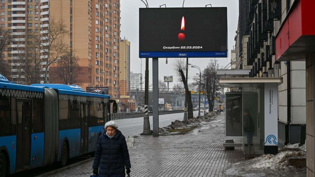 Candea acesa nunha pantalla para lembrar as vítimas do atentado, esta mañá, en Moscova. (Foto: Cao Yang / Xinhua News)