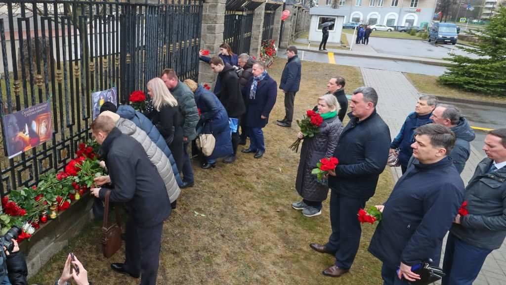 Ofrenda floral ás vítimas fronte á Embaixada de Rusia en Minsk. (Foto: Henadz Zhinkov / Xinhua News)