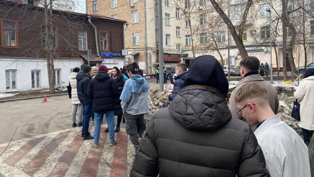 Votantes fan cola fronte a un colexio electoral en Moscova durante as eleccións presidencias rusas do 17 de marzo. (Foto: Hannah Wagner / dpa vía Europa Press).