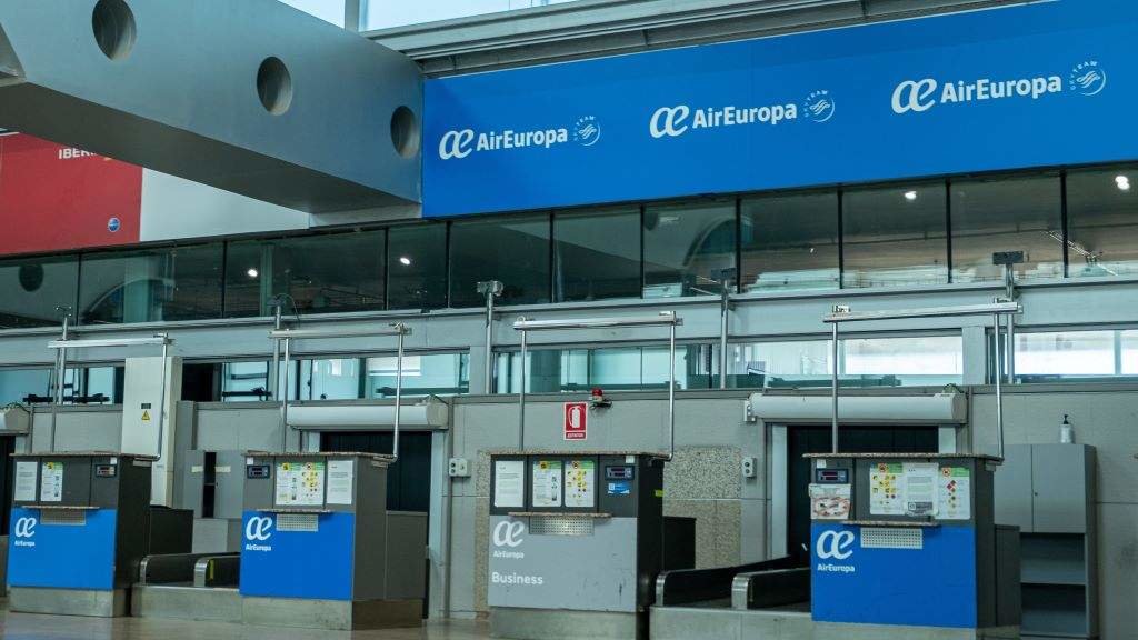 Controis de acceso de Air Europa en Peinador. (Foto: Vic - stock.adobe.com)
