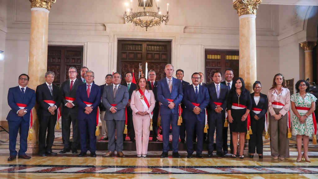 O novo Gabinete peruano dirixido por Dina Boluarte (centro), a terza feira. (Foto: Presidencia do Perú)