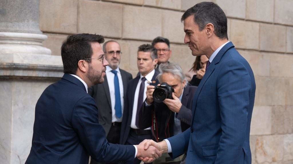 Aragonès e Sánchez (Foto: David Zorrakino / Europa Press).