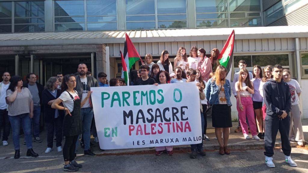Protesta, esta sexta feira, ante o IES Maruxa Mallo de Ordes. (Foto: Docentes con Palestina)