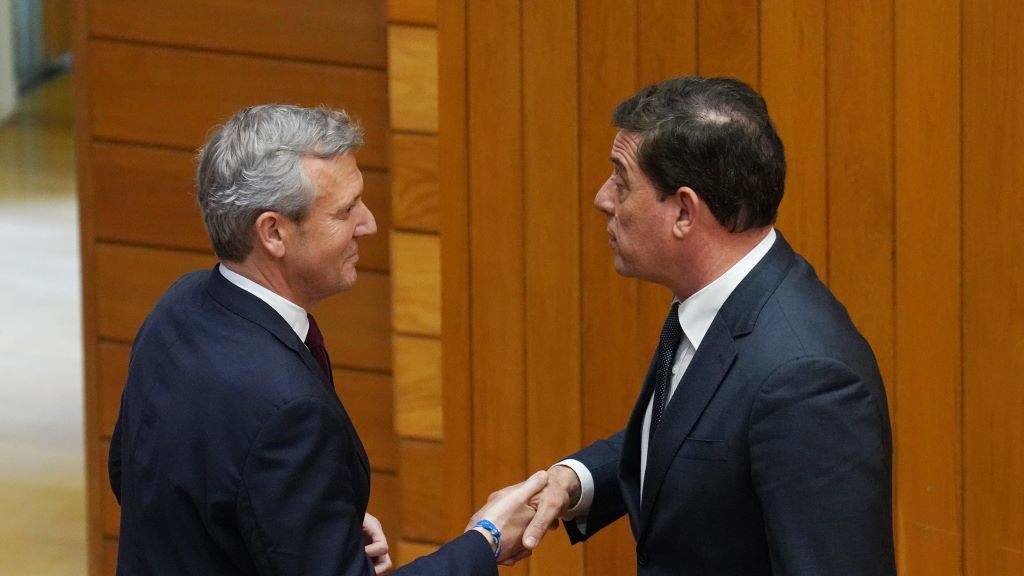Alfonso Rueda e José Ramón Gómez Besterio, esta quinta feira, no Parlamento. (Foto: Álvaro Ballesteros / Europa Press)