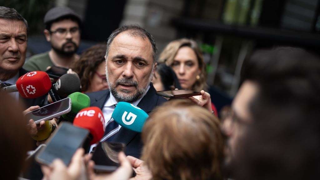 Julio García Comesaña atendeaos medios de comunicación na sede do Ministerio de Sanidade, en Madrid, o 5 de abril.