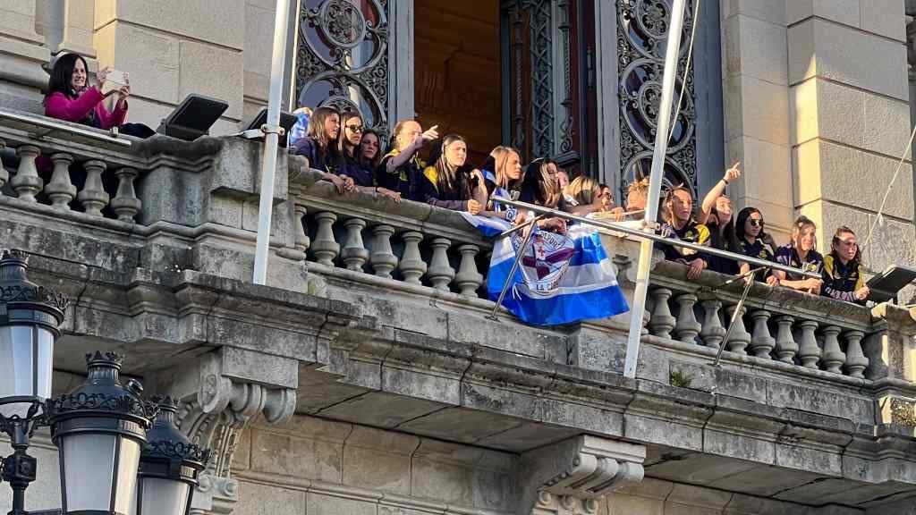 As xogadoras do Real Club Deportivo, esta segunda feira na súa celebración do título desde o balcón de María Pita (Foto: Andrea Gestal).