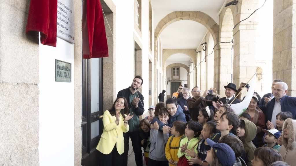 Inés Rei e Santiago Quiroga, á dereita, mentres o alumnado da Semente descobre a placa (Foto: Concello da Coruña).
