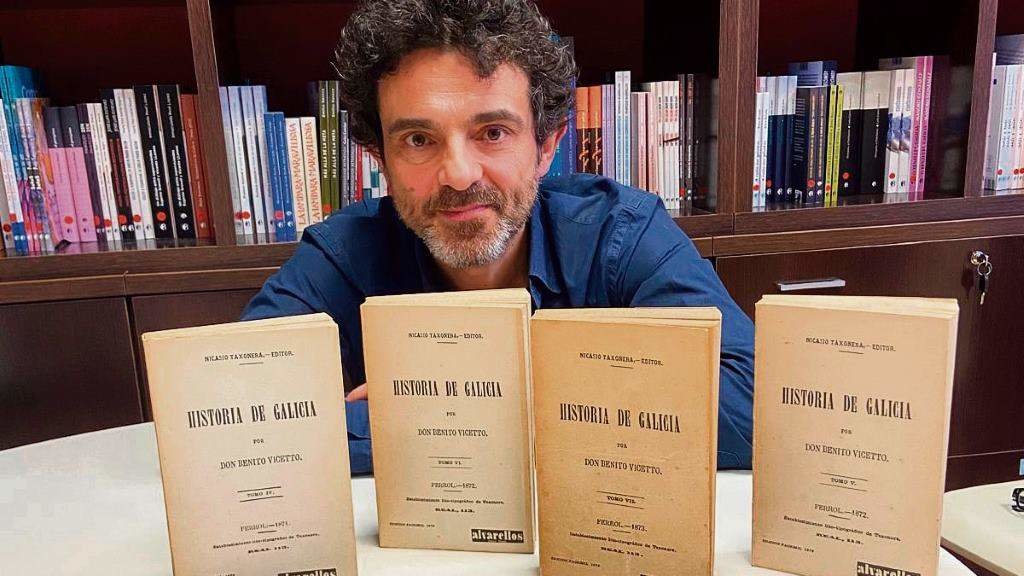 Henrique Alvarellos cos exemplares da 'Historia de Galicia' de Vicetto. (Foto: Nós Diario)