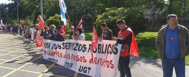 Cadea humana contra os recortes da Xunta en San Caetano