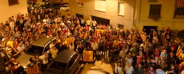Veciños e veciñas de Sant Pere de Torelló diante do concello