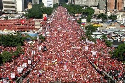 Multitudinaria mobilización a prol de Chávez en Caracas 