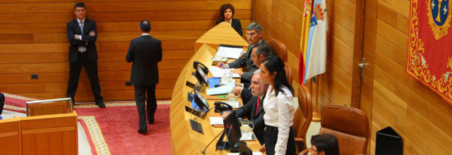 Pilar Rojo, presidindo a Mesa do Parlamento
