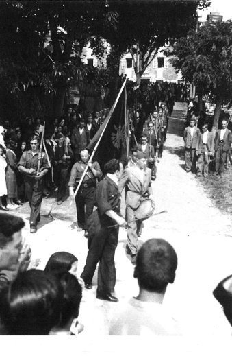 Milicianos fascistas desfilan armados en Mondoñedo.
Agosto de 1936