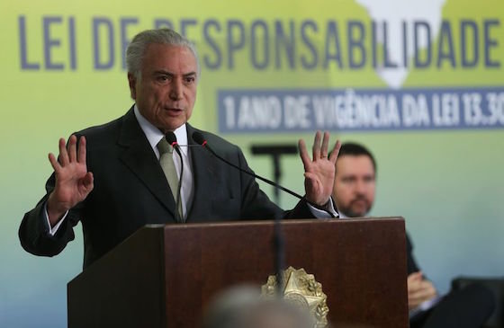 Brasília - O presidente Michel Temer participa da cerimônia comemorativa de um ano da Lei de Responsabilidade das Estatais, no Palácio do Planalto (José Cruz/Agência Brasil)