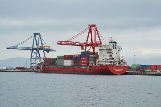 Pto Vilagarcia buque con contendores