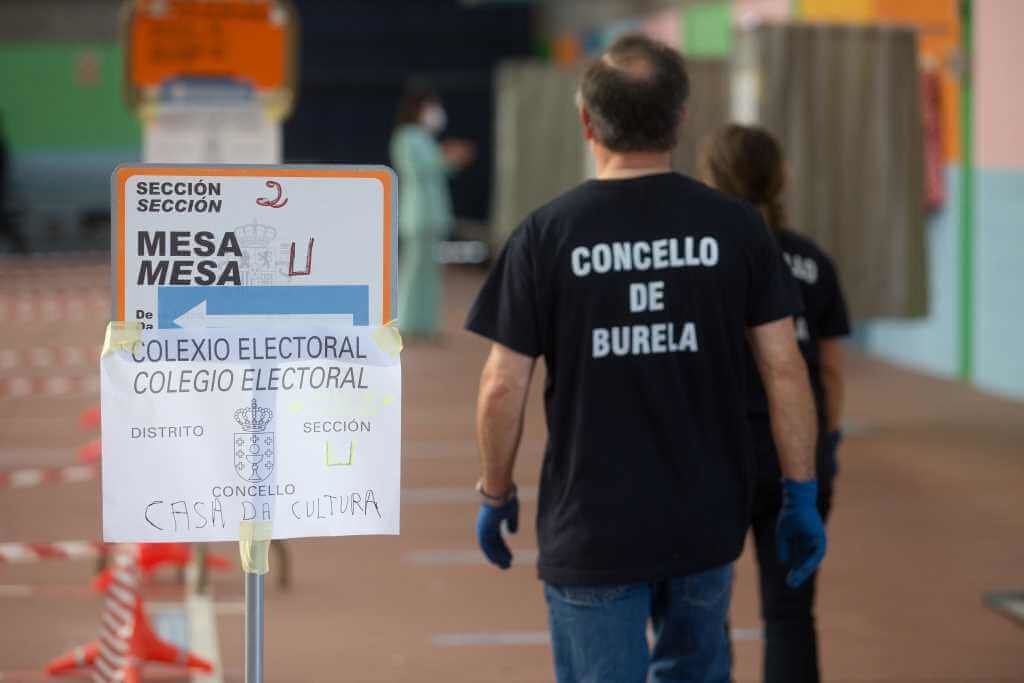 Mesa nun colexio electoral de Burela este 12 de xullo (Imaxe:  Carlos Castro / Europa Press)