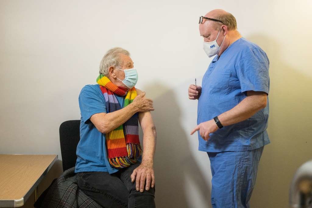 O actor británico Ian McKellen recibe a vacina de Pzifer e BioNTech na campaña de inmunización (Imaxe: Jeff Moore / Jeff Moore via PA Med / DPA)