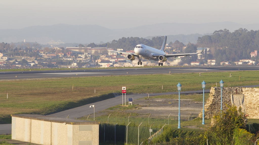Un avión aterra no aeroporto da Coruña (Foto: Imaxepress).