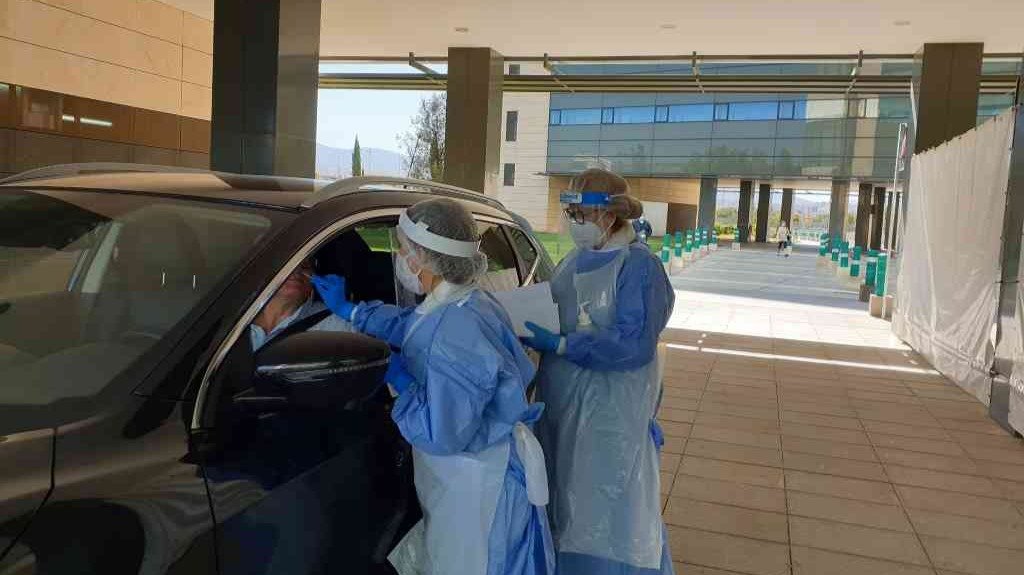 Unha proba PCR desde un coche (Foto: Europa Press).