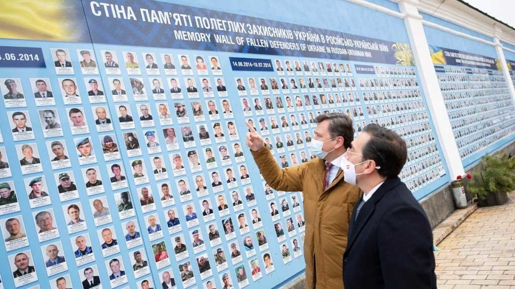 O ministro de Asuntos Exteriores, José Manuel Albares, visitou esta cuarta feira, xunto ao seu homólogo ucraíno, Dmytro Kuleba, o memorial ás vítimas do conflito en Donbass (Foto: Ministerio de Asuntos Exteriores).