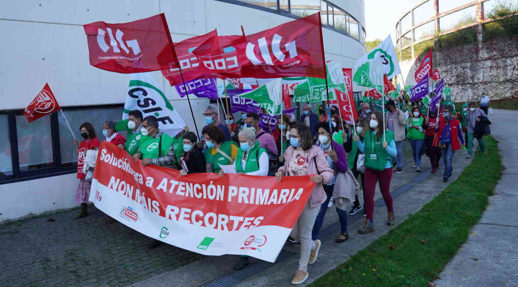 Un grupo de persoas protestan ante a sede do Sergas en Compostela o 19 de outubro de 2021. (Foto: Álvaro Ballesteros / Europa Press)