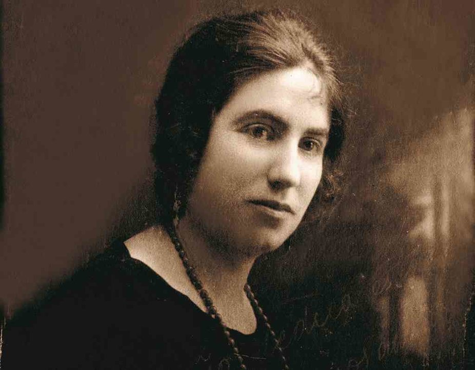 Retrato de María Vázquez no que o seu pai escribiu: "Mestra de Miño, fusilada polos fascistas de Pontedeume o 21 de agosto do 36".