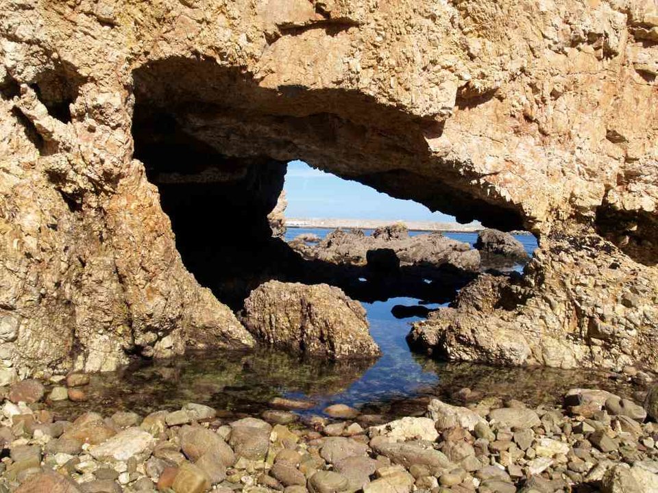 Igrexa de Coeda, curiosa furna producida pola erosión diferencial na área xeolóxica do Perdouro, nun filón de seixo que aflora entre as cuarcitas predominantes da zona.