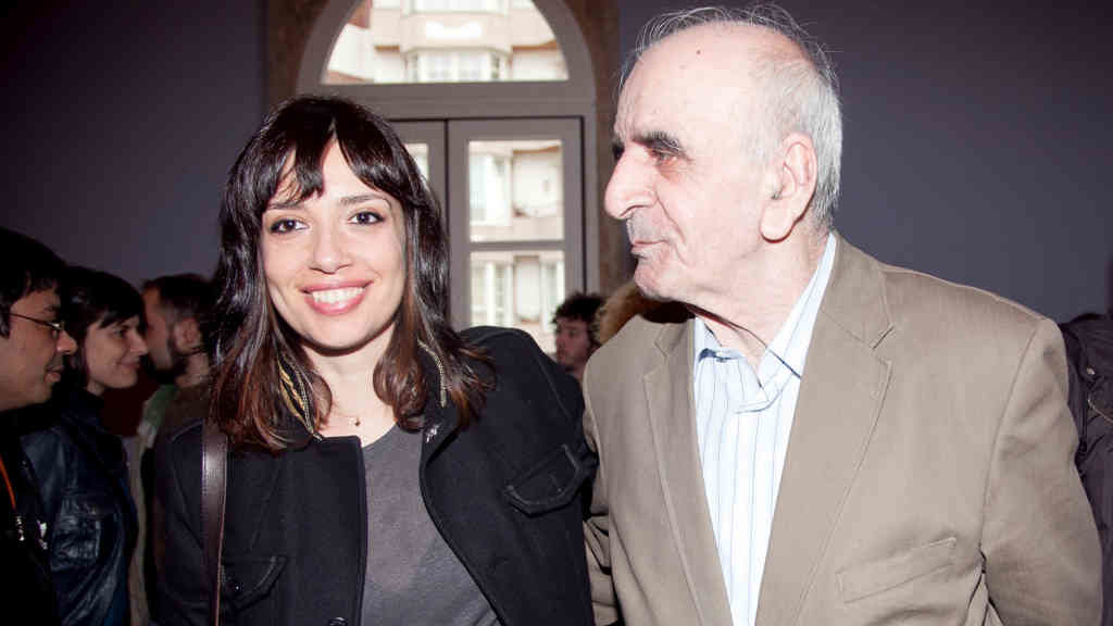 A cofundadora do festival de cinema documental Play-Doc, con Artavazd Pelechian, director armenio (Foto: Tamara De La Fuente).