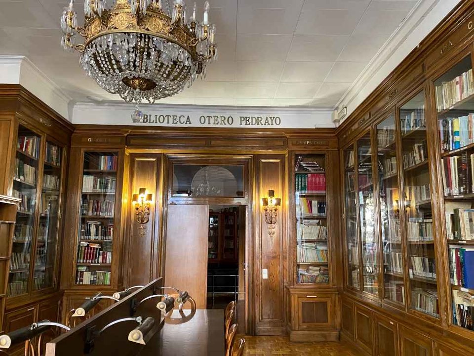 A Biblioteca Otero Pedraio do Centro Galego de Barcelona é a máis importante de Europa fóra das existentes na Galiza (á esquerda).